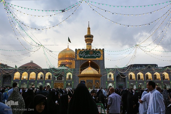 حرم مطهر رضوی در شب ولادت امام رضا(ع)