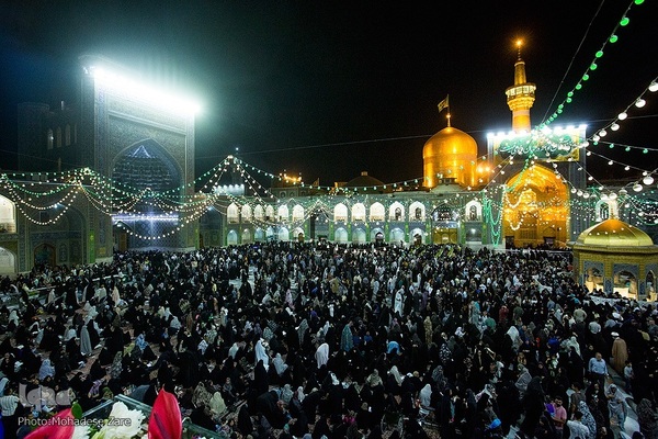 حرم مطهر رضوی در شب ولادت امام رضا(ع)
