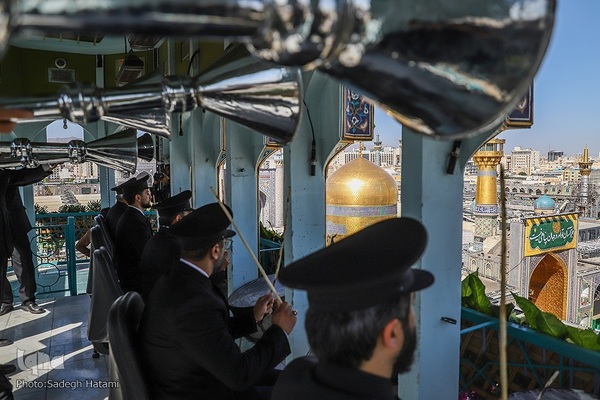 آیین تعویض پرچم گنبد حرم مطهر رضوی