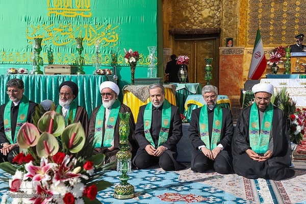 آیین تعویض پرچم گنبد حرم مطهر رضوی