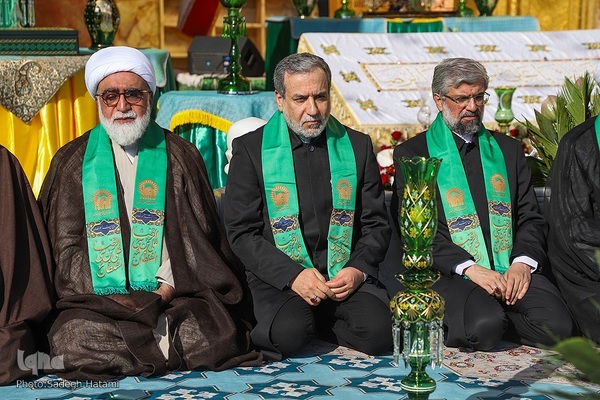 آیین تعویض پرچم گنبد حرم مطهر رضوی