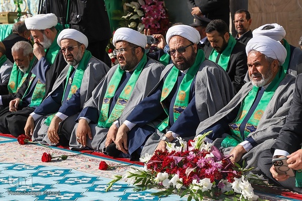 آیین تعویض پرچم گنبد حرم مطهر رضوی