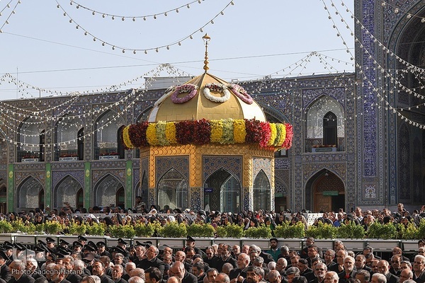 آیین تعویض پرچم گنبد حرم مطهر رضوی