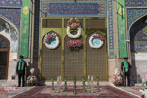 آیین تعویض پرچم گنبد حرم مطهر رضوی