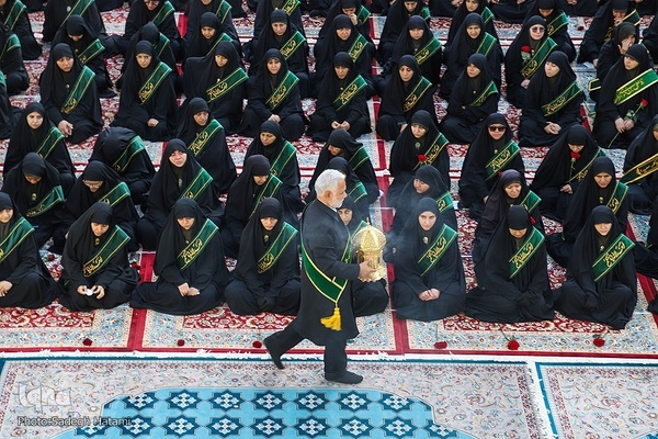 آیین تعویض پرچم گنبد حرم مطهر رضوی