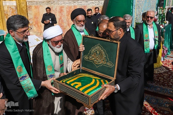 آیین تعویض پرچم گنبد حرم مطهر رضوی