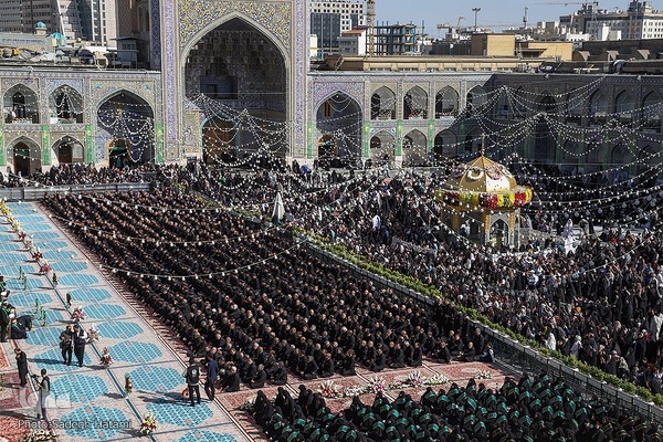 آیین تعویض پرچم گنبد حرم مطهر رضوی