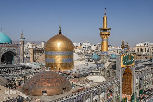 آیین تعویض پرچم گنبد حرم مطهر رضوی