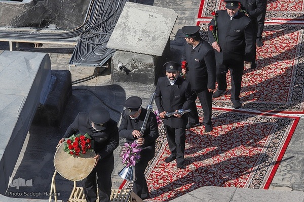 آیین تعویض پرچم گنبد حرم مطهر رضوی