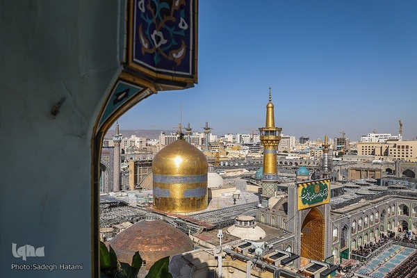 آیین تعویض پرچم گنبد حرم مطهر رضوی