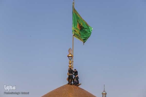 آیین تعویض پرچم گنبد حرم مطهر رضوی