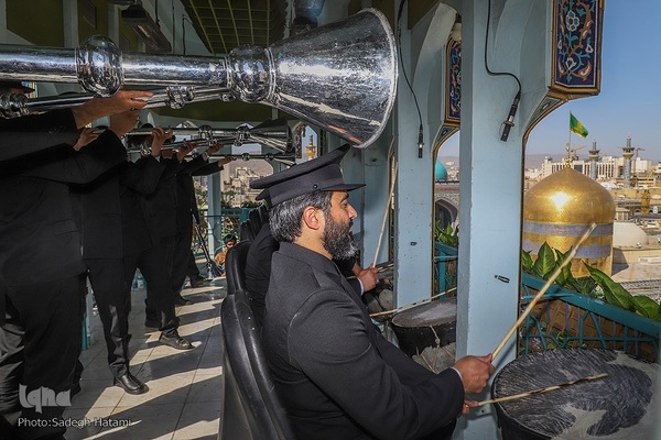 آیین تعویض پرچم گنبد حرم مطهر رضوی