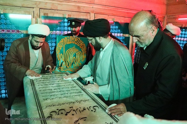 غبارروبی آستان علی‌بن مهزیار اهوازی