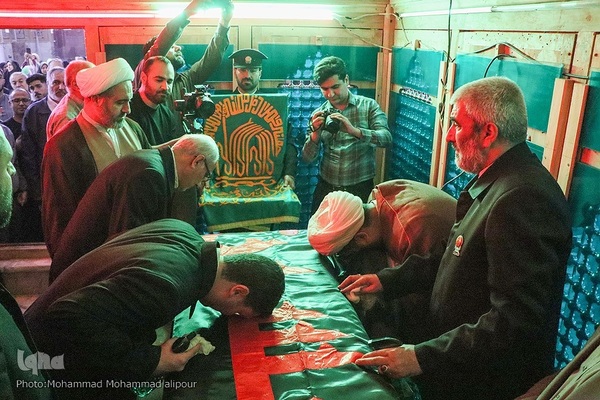 غبارروبی آستان علی‌بن مهزیار اهوازی