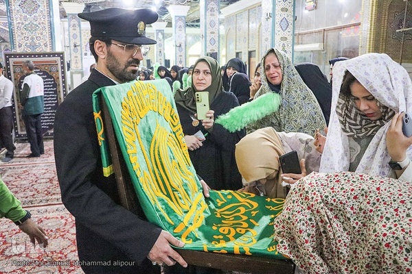 غبارروبی آستان علی‌بن مهزیار اهوازی