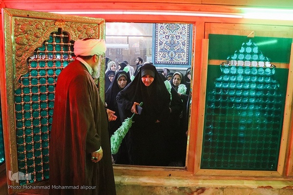 غبارروبی آستان علی‌بن مهزیار اهوازی