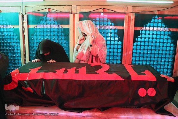 غبارروبی آستان علی‌بن مهزیار اهوازی