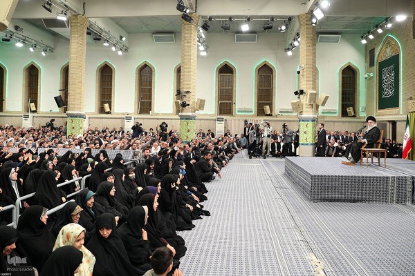 دیدار هزاران نفر از معلمان سراسر کشور با رهبر معظم انقلاب