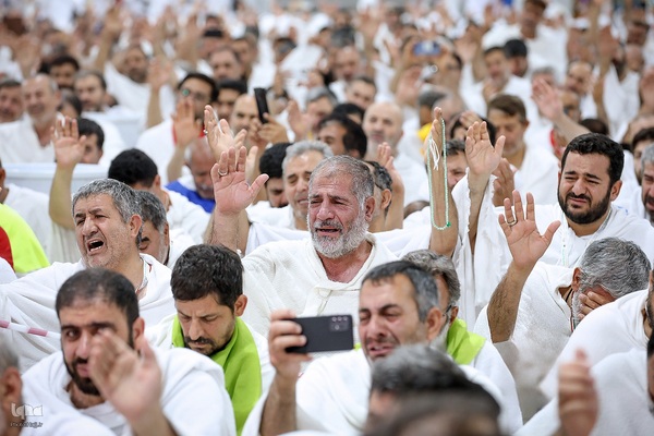 دعای عرفه زائران ایرانی در صحرای عرفات