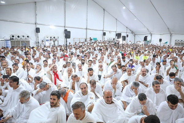 دعای عرفه زائران ایرانی در صحرای عرفات