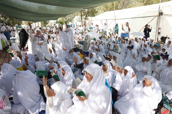 دعای عرفه زائران ایرانی در صحرای عرفات