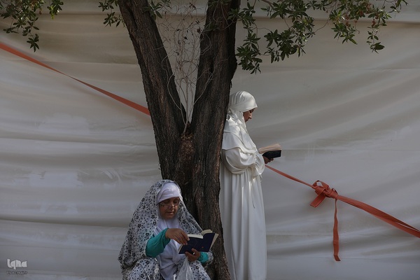 دعای عرفه زائران ایرانی در صحرای عرفات