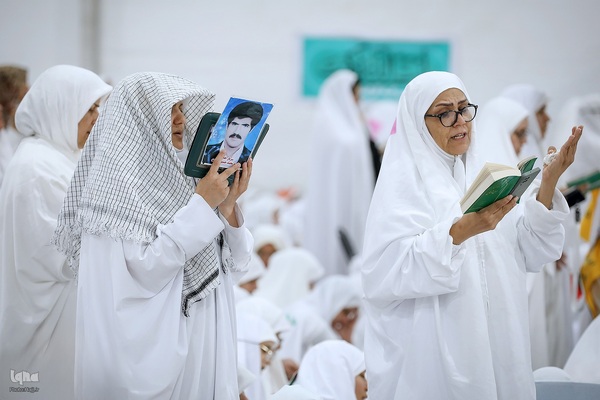 دعای عرفه زائران ایرانی در صحرای عرفات