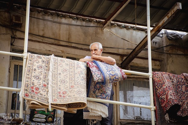 هنر مرمت فرش در قلب بازار اصفهان