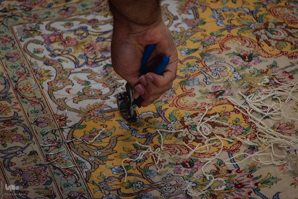 هنر مرمت فرش در قلب بازار اصفهان