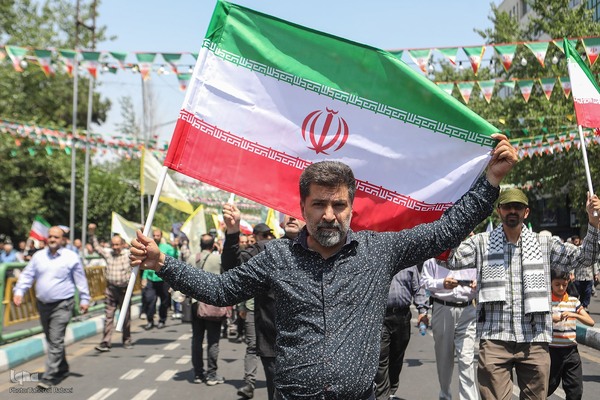 تهرانی‌ها پس از نماز جمعه در محکومیت تهاجم اسرائیل به خیابان‌ها آمدند”