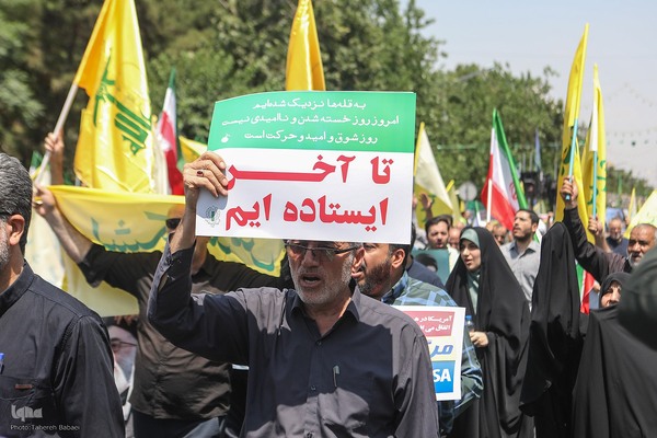 تهرانی‌ها پس از نماز جمعه در محکومیت تهاجم اسرائیل به خیابان‌ها آمدند”