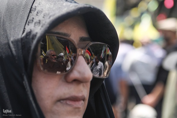 تهرانی‌ها پس از نماز جمعه در محکومیت تهاجم اسرائیل به خیابان‌ها آمدند”