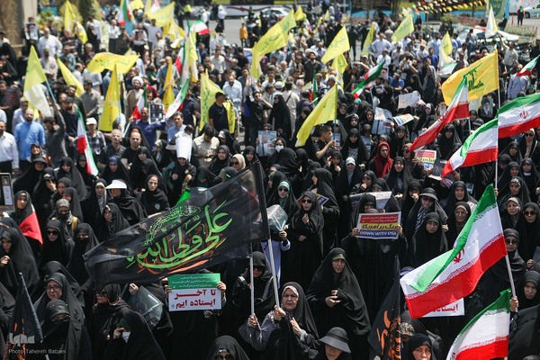 تهرانی‌ها پس از نماز جمعه در محکومیت تهاجم اسرائیل به خیابان‌ها آمدند”