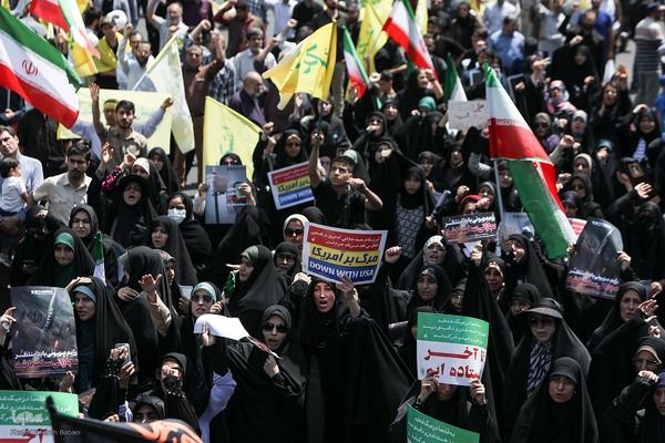 تهرانی‌ها پس از نماز جمعه در محکومیت تهاجم اسرائیل به خیابان‌ها آمدند”