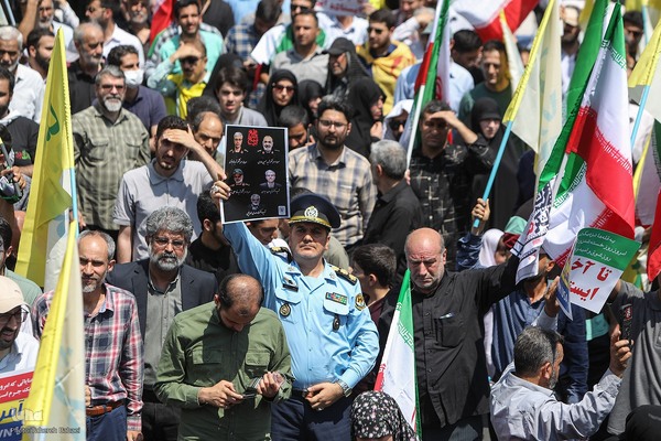 تهرانی‌ها پس از نماز جمعه در محکومیت تهاجم اسرائیل به خیابان‌ها آمدند”