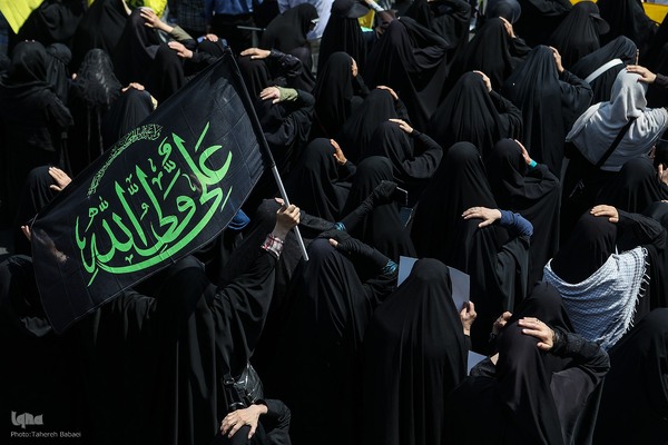 تهرانی‌ها پس از نماز جمعه در محکومیت تهاجم اسرائیل به خیابان‌ها آمدند”