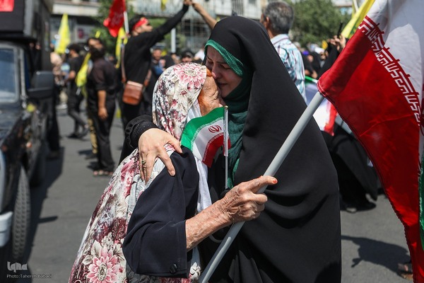تهرانی‌ها پس از نماز جمعه در محکومیت تهاجم اسرائیل به خیابان‌ها آمدند”