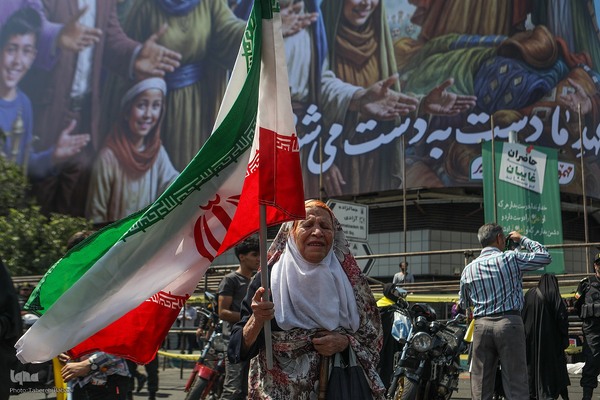 تهرانی‌ها پس از نماز جمعه در محکومیت تهاجم اسرائیل به خیابان‌ها آمدند”