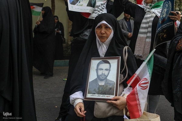 تجمع اعتراضی خانواده شهدا و ایثارگران در محکومیت حملات رژیم صهیونیستی و آمریکا