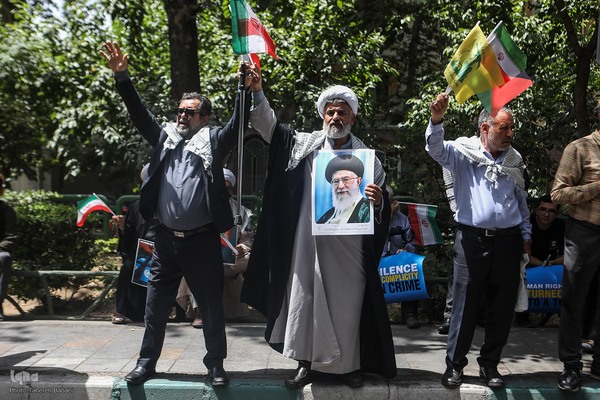 تجمع اعتراضی خانواده شهدا و ایثارگران در محکومیت حملات رژیم صهیونیستی و آمریکا