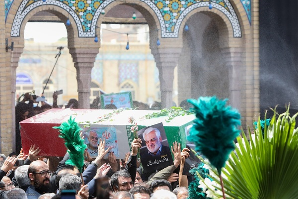 تشییع و خاکسپاری پیکر شهید طهرانچی و همسرش در صحن حرم حضرت عبدالعظیم (ع)