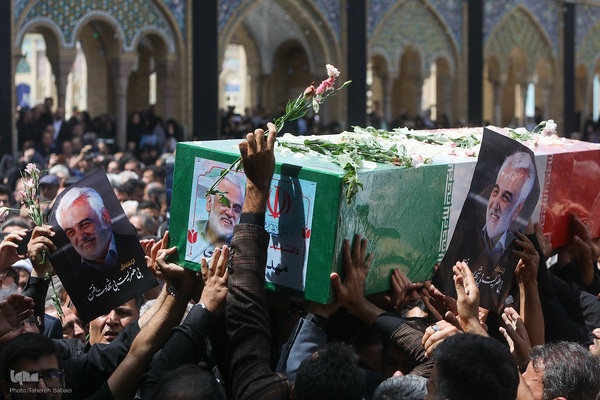 تشییع و خاکسپاری پیکر شهید طهرانچی و همسرش در صحن حرم حضرت عبدالعظیم (ع)