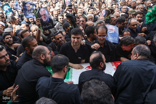 تشییع و خاکسپاری پیکر شهید طهرانچی و همسرش در صحن حرم حضرت عبدالعظیم (ع)