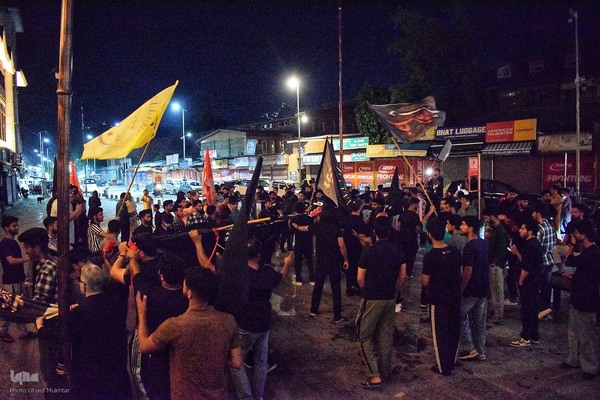 مراسم برافراشتن پرچم عزاداری در کشمیر