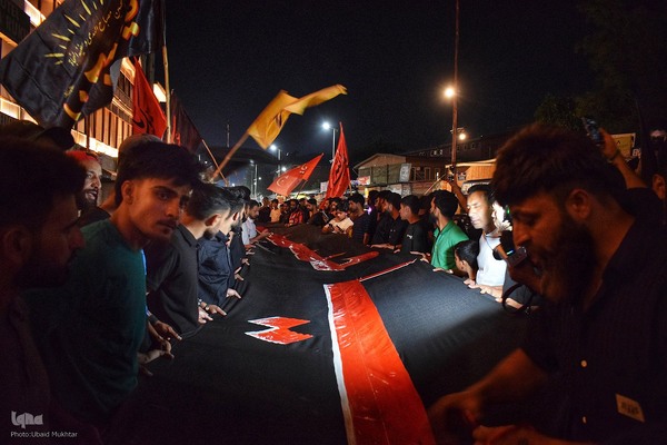مراسم برافراشتن پرچم عزاداری در کشمیر
