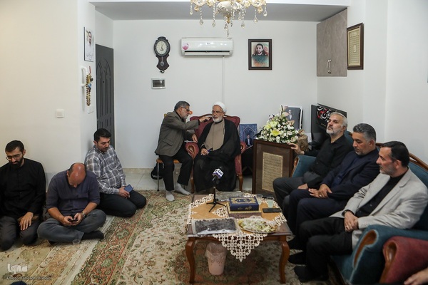 حضور جامعه قرآنی در منزل شهید احسان ذاکری