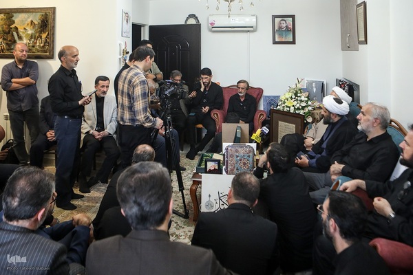 حضور جامعه قرآنی در منزل شهید احسان ذاکری