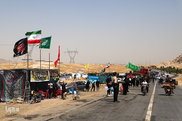 زائران پیاده امام رضا(ع)