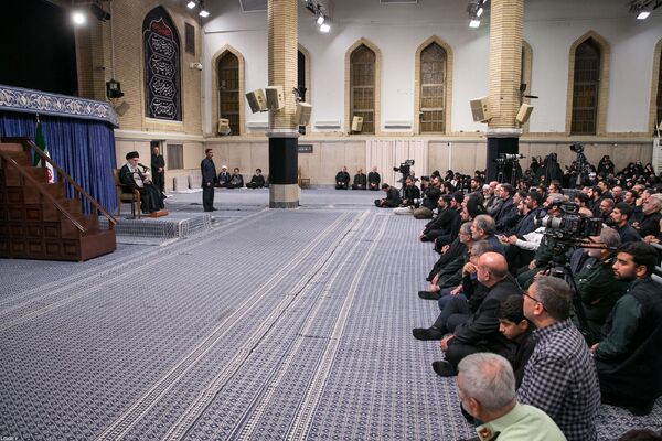 دیدار هزاران نفر از اقشار مختلف مردم در سالروز شهادت امام رضا(ع) با رهبر معظم انقلاب