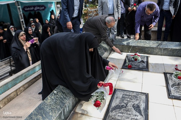 آئین ادای احترام و عطر افشانی مزار شهدای گمنام دانشگاه تهران